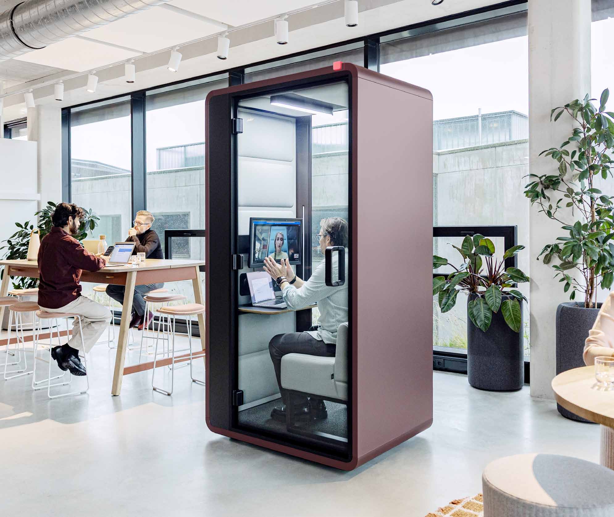 HushFree Hybrid in office
