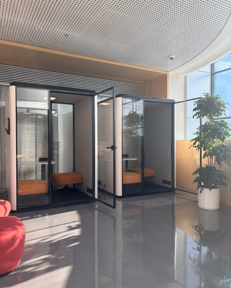 MusePod MD2 with table and sofas. On Site